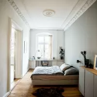 Высокий потолок в небольшой комнате - как создать уютную обстановку 